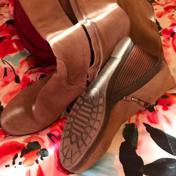 Boot - Picture 2 of 2